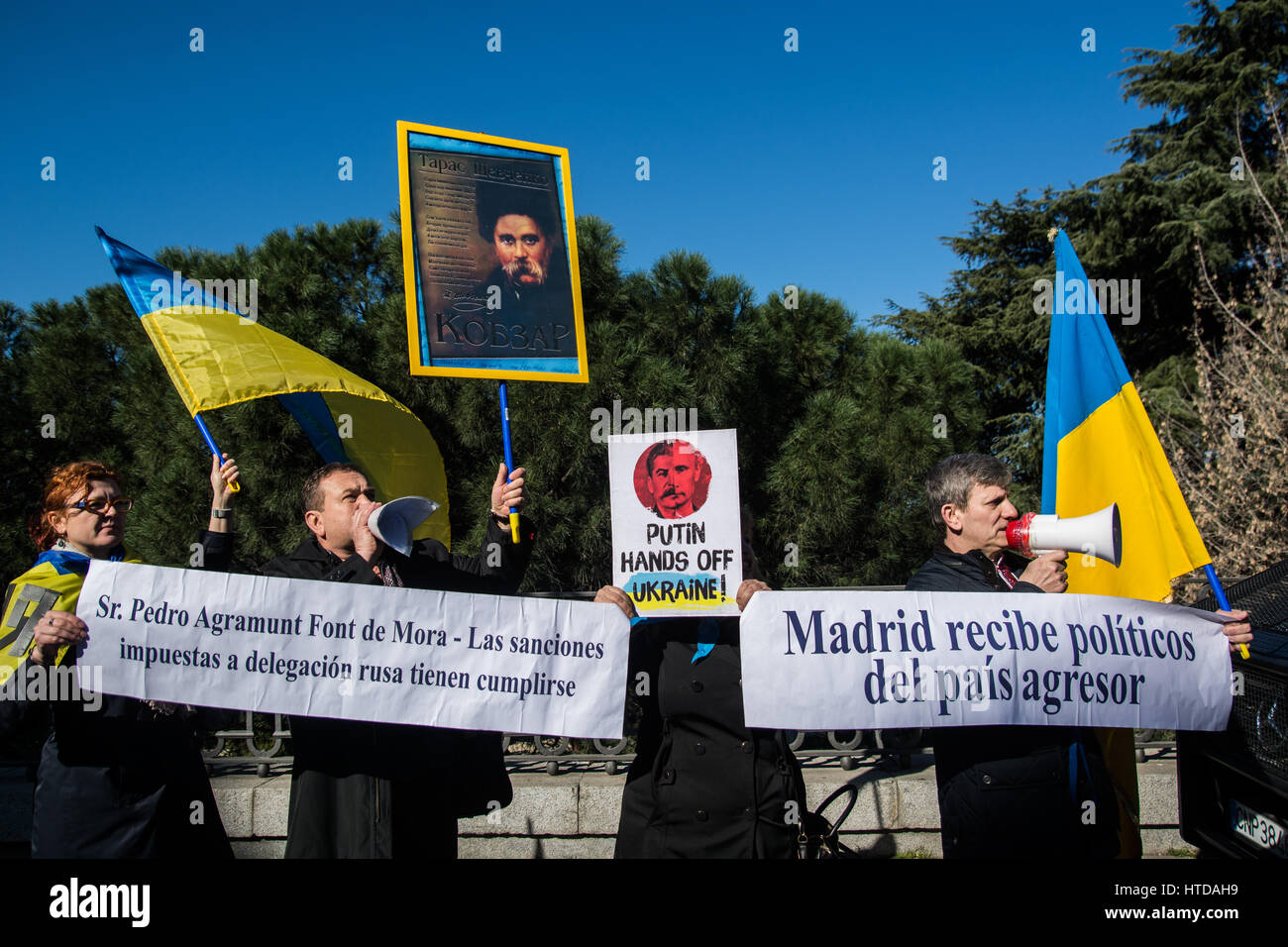 Madrid, Spanien. 10. März 2017. Menschen protestieren gegen russische Aggressionen in der Ukraine, da der Parlamentarischen Versammlung in den Senat Kredit stattfindet: Marcos del Mazo/Alamy Live News Stockfoto