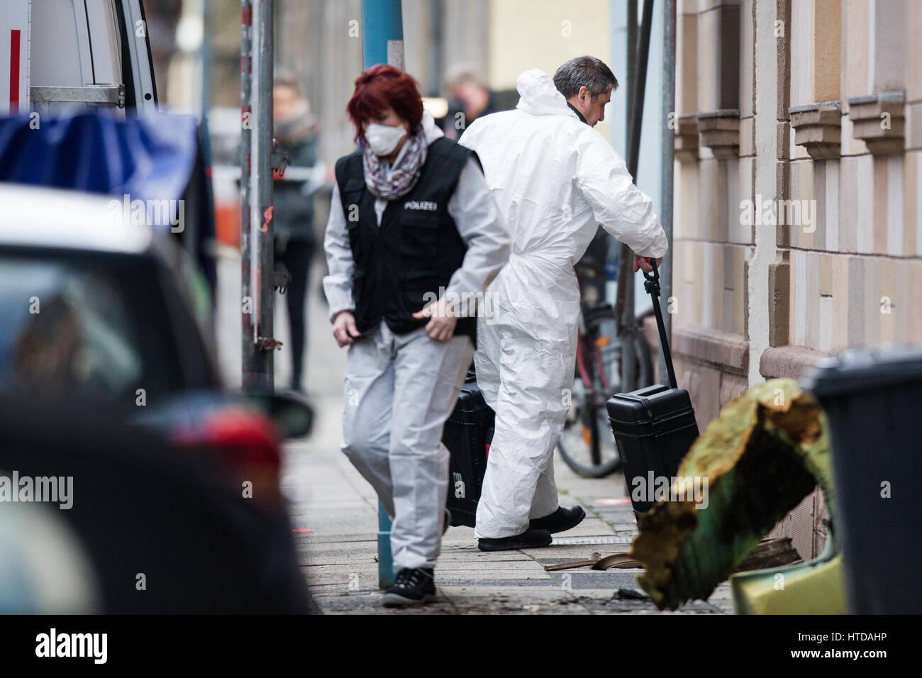 Herne, Deutschland. 10. März 2017. Forensik-Spezialisten am Tatort in Sedanstrasse (Limousine Straße) in Herne, Deutschland, 10. März 2017. Marcel H., der mutmaßliche Mörder eines 9 Jahre alten Jungen namens Jaden, benachrichtigt die Polizei eines Feuers in Sedanstrasse (Limousine Straße) am Abend des 9. März 2017 führt die Ermittler auf den Körper eines Mannes. Foto: Marcel Kusch/Dpa/Alamy Live News Stockfoto