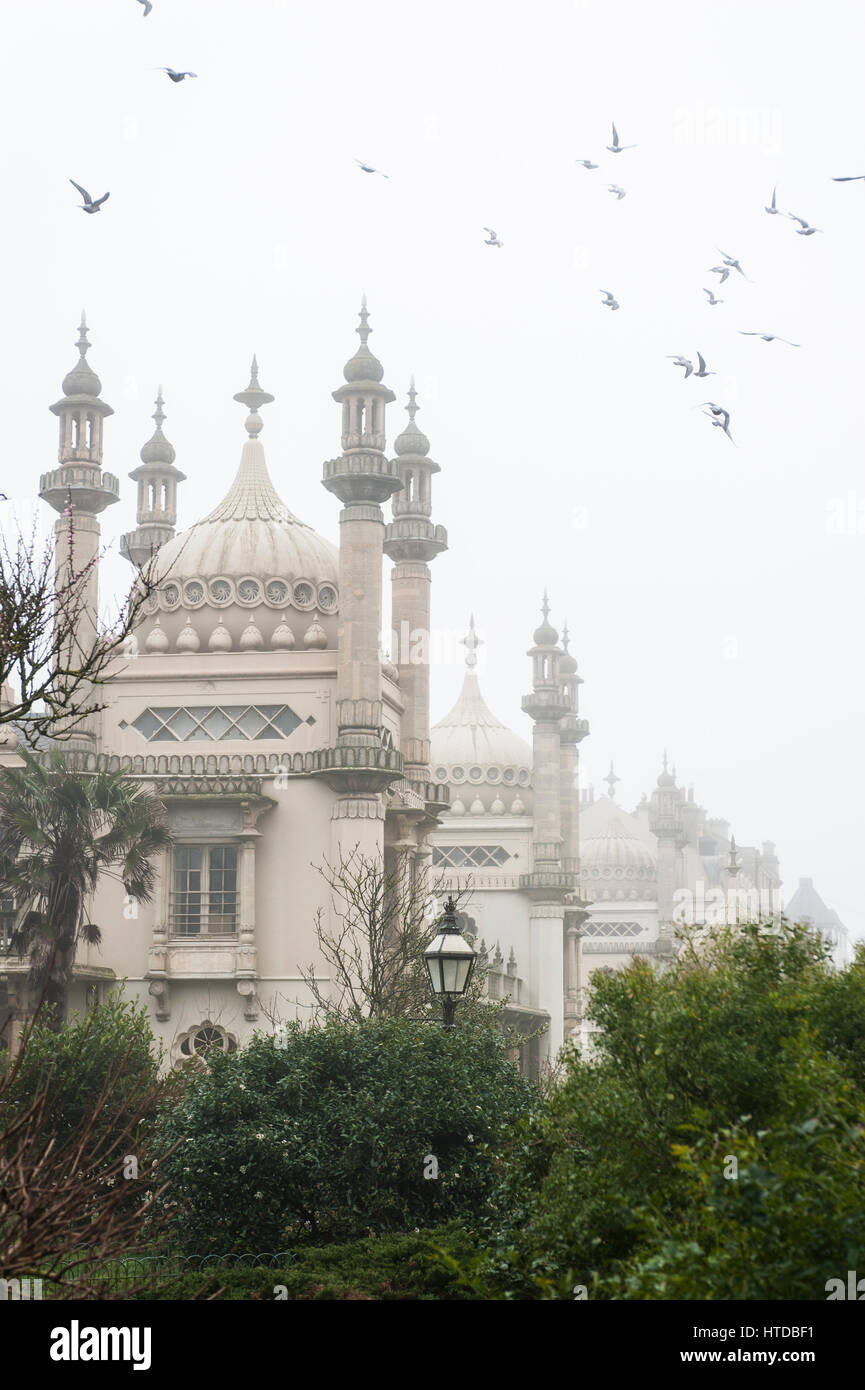 Brighton, England, Vereinigtes Königreich. 10. März 2017. Brighton, East Sussex. 10. März 2017. Großbritannien Wetter. Brighton ist kühl und bedeckt im dichten Nebel, nach einem Tag von blauem Himmel und Sonnenschein. Bildnachweis: Francesca Moore/Alamy Live-Nachrichten Stockfoto