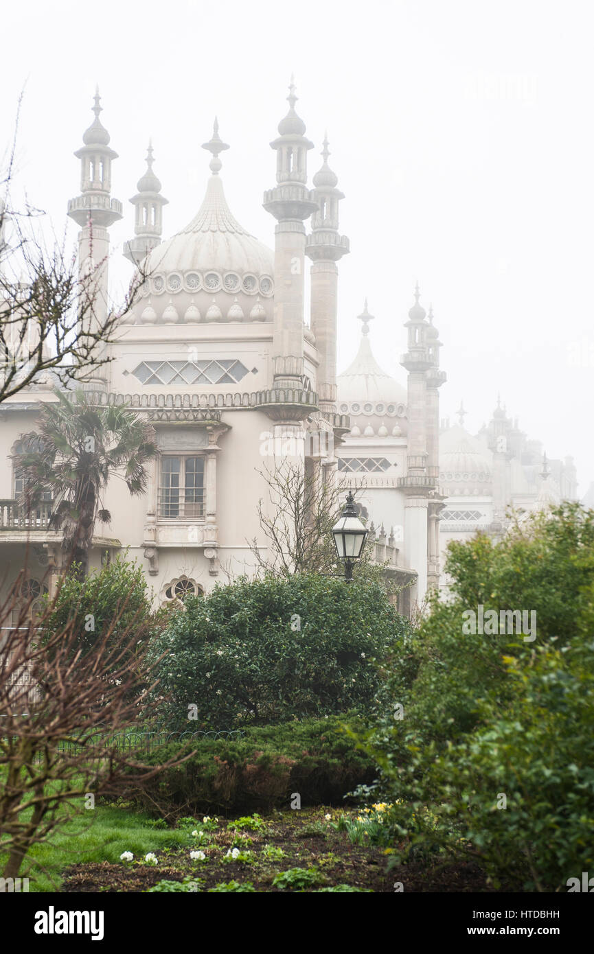 Brighton, England, Vereinigtes Königreich. 10. März 2017. Brighton, East Sussex. 10. März 2017. Großbritannien Wetter. Brighton ist kühl und bedeckt im dichten Nebel, nach einem Tag von blauem Himmel und Sonnenschein. Bildnachweis: Francesca Moore/Alamy Live-Nachrichten Stockfoto