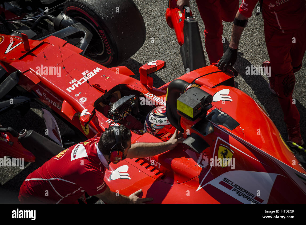 Barcelona, Katalonien, Spanien. 10. März 2017. KIMI RÄIKKÖNEN (FIN) in seinem Ferrari SF70H beim Boxenstopp am Tag 8 der Formel1 Prüfung am Circuit de Catalunya Credit: Matthias Oesterle/ZUMA Draht/Alamy Live News Stockfoto