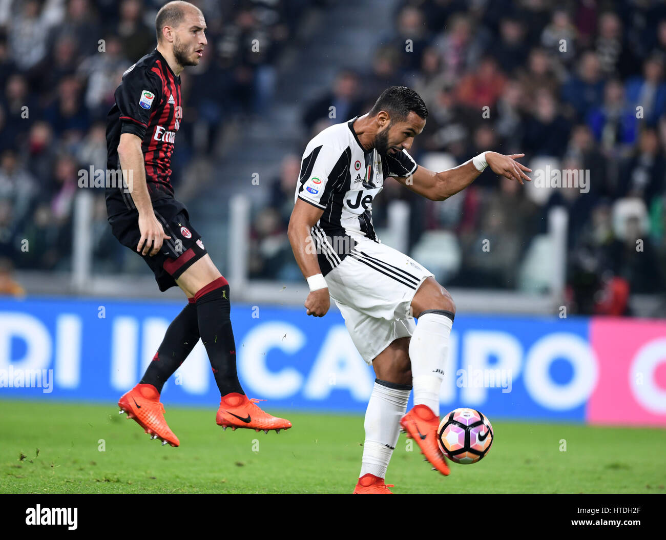 Turin, Italien. 10. März 2017. Medhi Benatia (R) Juventus der Noten während der italienischen Serie A-Fußball-match zwischen Juventus Turin und AC Mailand, in Turin, Italien, 10. März 2017. Juventus gewann 2: 1. Bildnachweis: Alberto Lingria/Xinhua/Alamy Live-Nachrichten Stockfoto