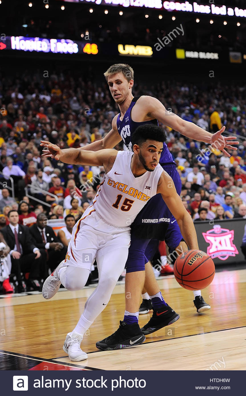 Kansas City, Missouri, USA. 10. März 2017. Iowa State Cyclones Nazareth Mitrou-Long (15) Zehenspitzen entlang der Basislinie zu schützen, wie er in den Korb fährt letzten TCU Horned Frogs Vladimir Brodziansky (10) während die 2017 weiterleiten NCAA Phillips 66 Big 12 Herren-Basketball-Meisterschaft-Halbfinale Spiel zwischen den Iowa State Zyklonen und die TCU Horned Frogs im Sprint Center in Kansas City, Missouri. Kendall Shaw/CSM/Alamy Live-Nachrichten Stockfoto