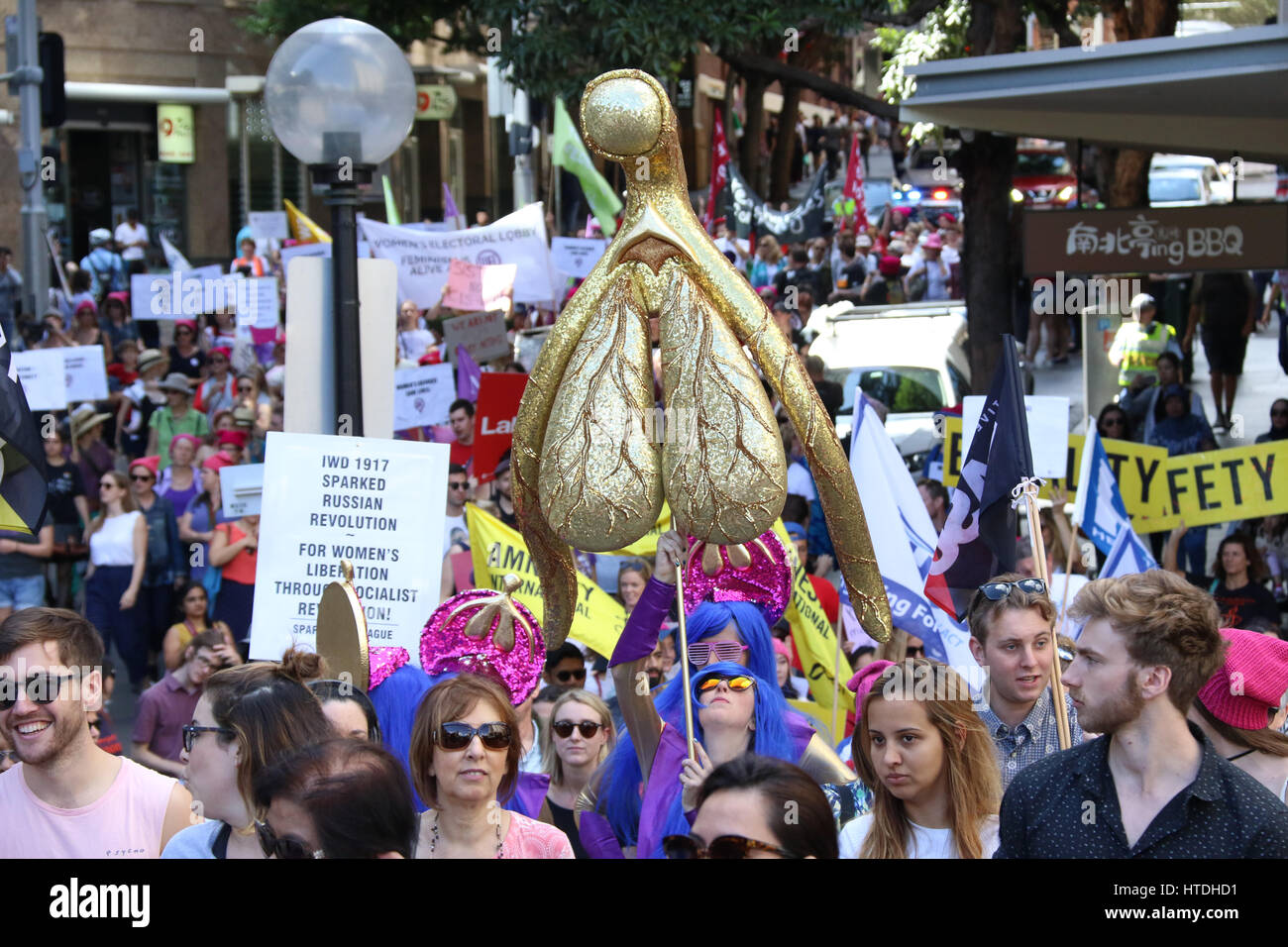 Sydney, Australien. 11. März 2017. Gewerkschaften NSW organisiert die 2017 Sydney International Women Tag März und Kundgebung unter dem Motto "Vorwärts nicht rückwärts". Reden wurden gehalten, an Archibald Fountain, Hyde Park, bevor die Demonstranten Castlereagh Street und dann Liverpool Street, Tumbalong Park in Darling Harbour marschierten. Im Bild: Demonstranten in Tracht halten was scheint, ein Damen-Genitalien gehören. Kredit: Kredit: Richard Milnes/Alamy Live-Nachrichten Stockfoto