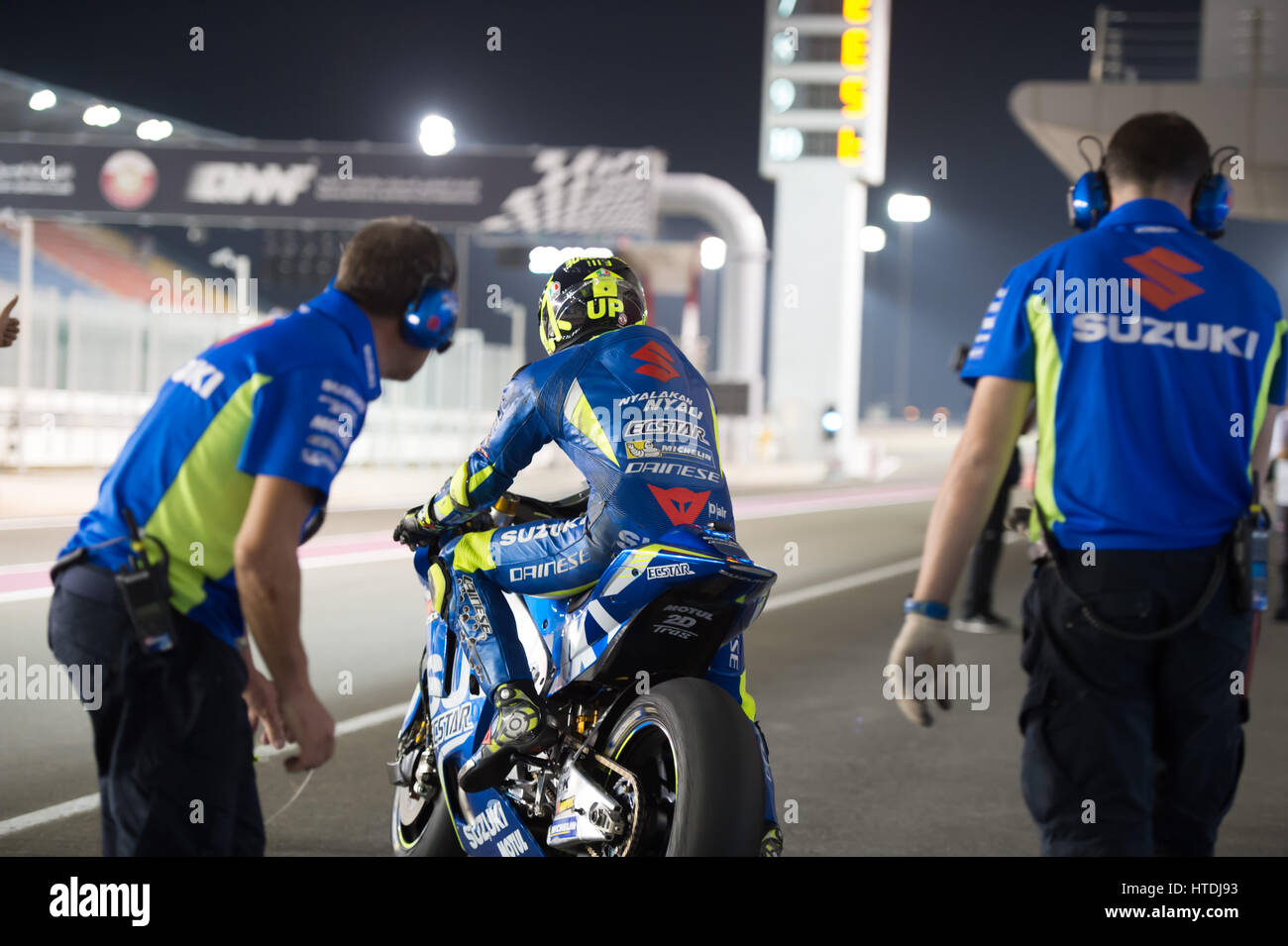 Losail Circuit, Katar. 10. März 2017.  Andrea Iaonne, für Suzuki in der Boxengasse während des ersten Tages der MotoGP Katar Wintertest Credit reitet: Tom Morgan/Alamy Live News Stockfoto