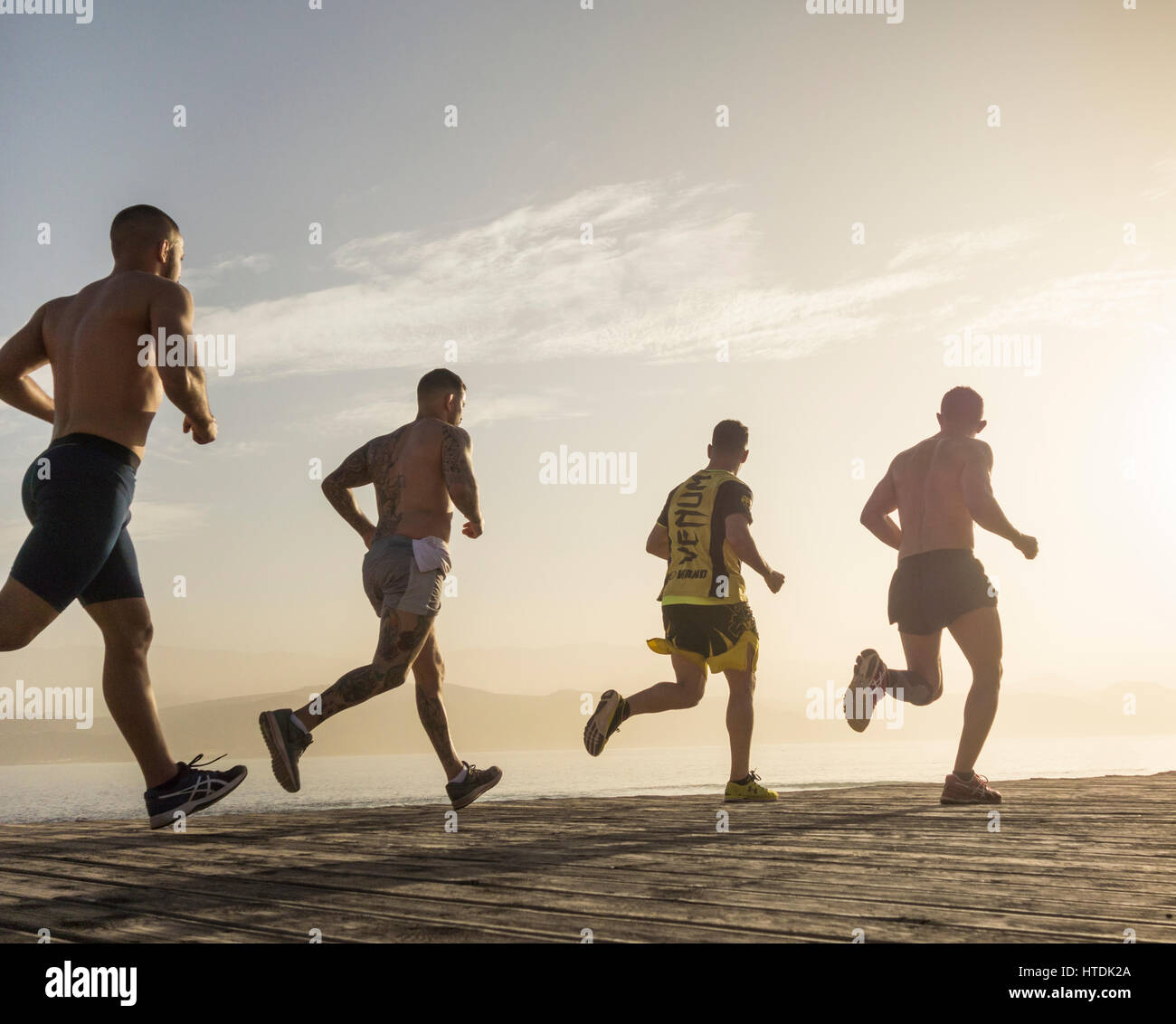 Muskulöse Männer vom Boxclub auf Strandpromenade laufen. Stockfoto