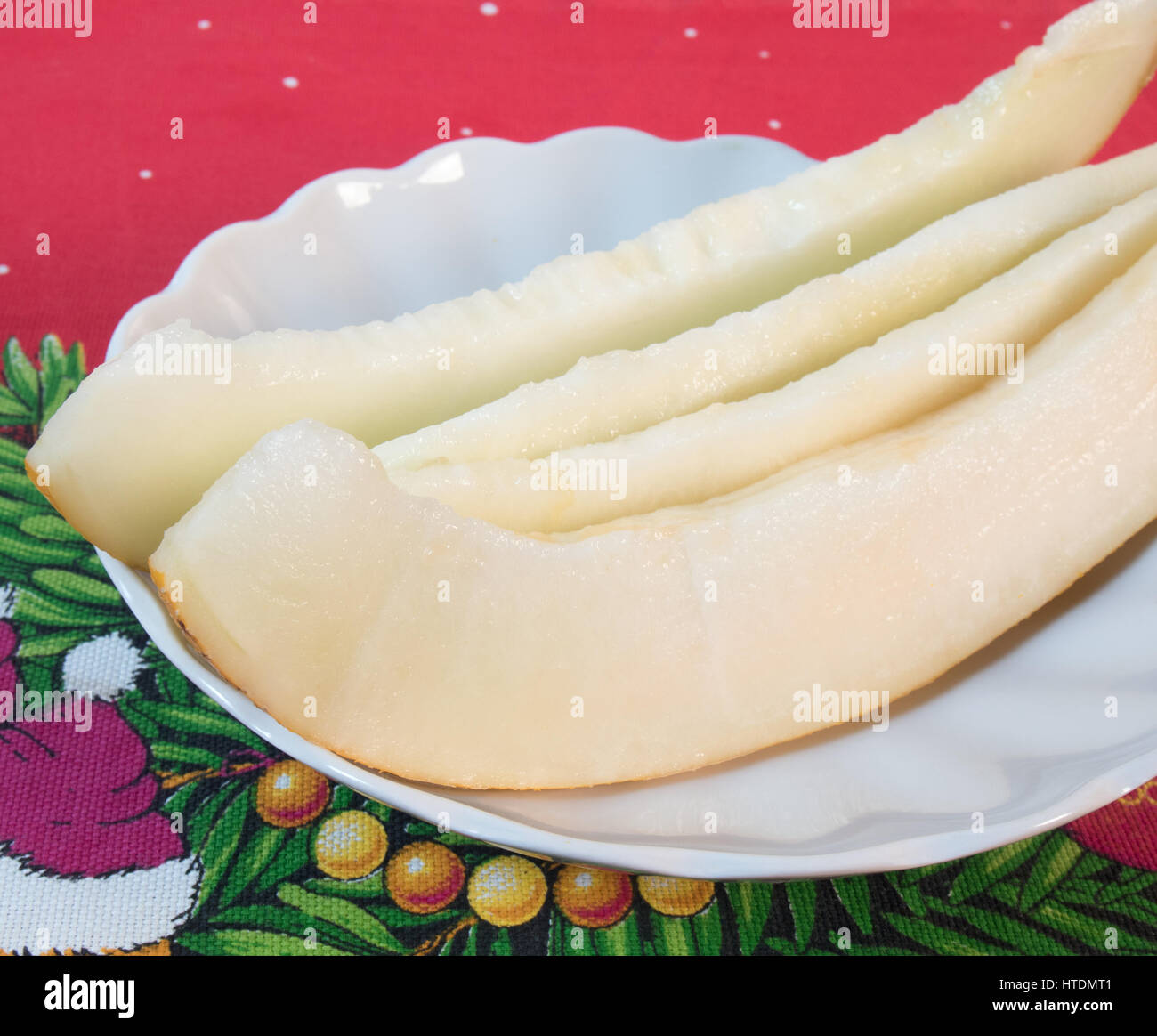 Ein Teller mit ein paar Scheiben reife Melone Stockfoto