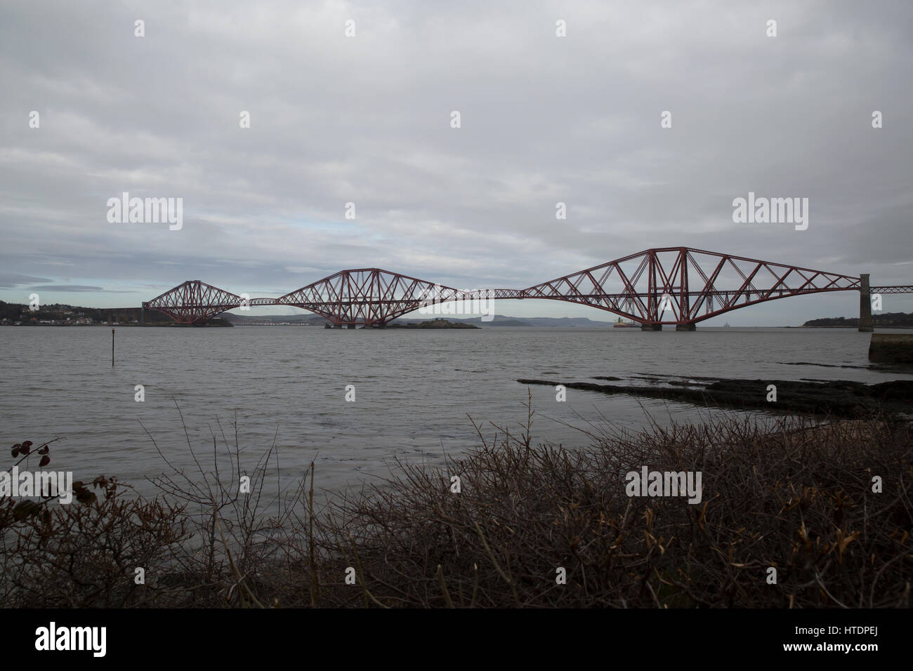 Die Forth Bridge ist eine Cantilever-Eisenbahnbrücke über den Firth of Forth Stockfoto