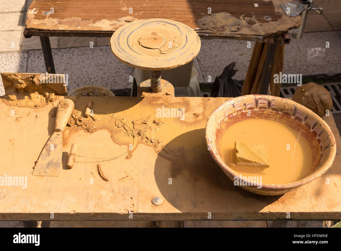 Keramik-Tabelle an einem sonnigen Sommertag Stockfoto