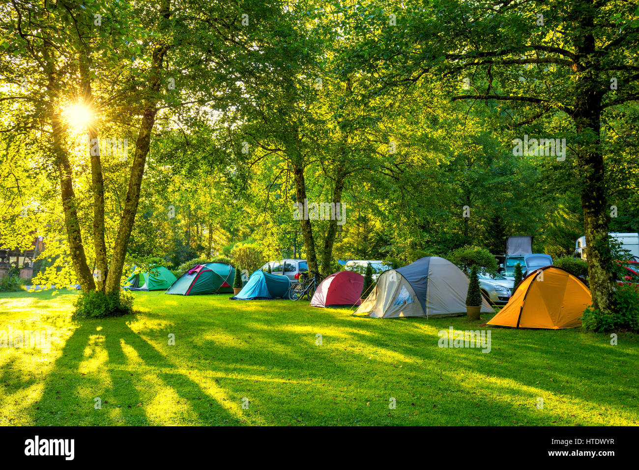 Zelten Camping Bereich, am frhen Morgen mit Sonnenschein, schnen  Naturplatz mit groen Bumen und grnen Rasen, Europa Stockfotografie -  Alamy