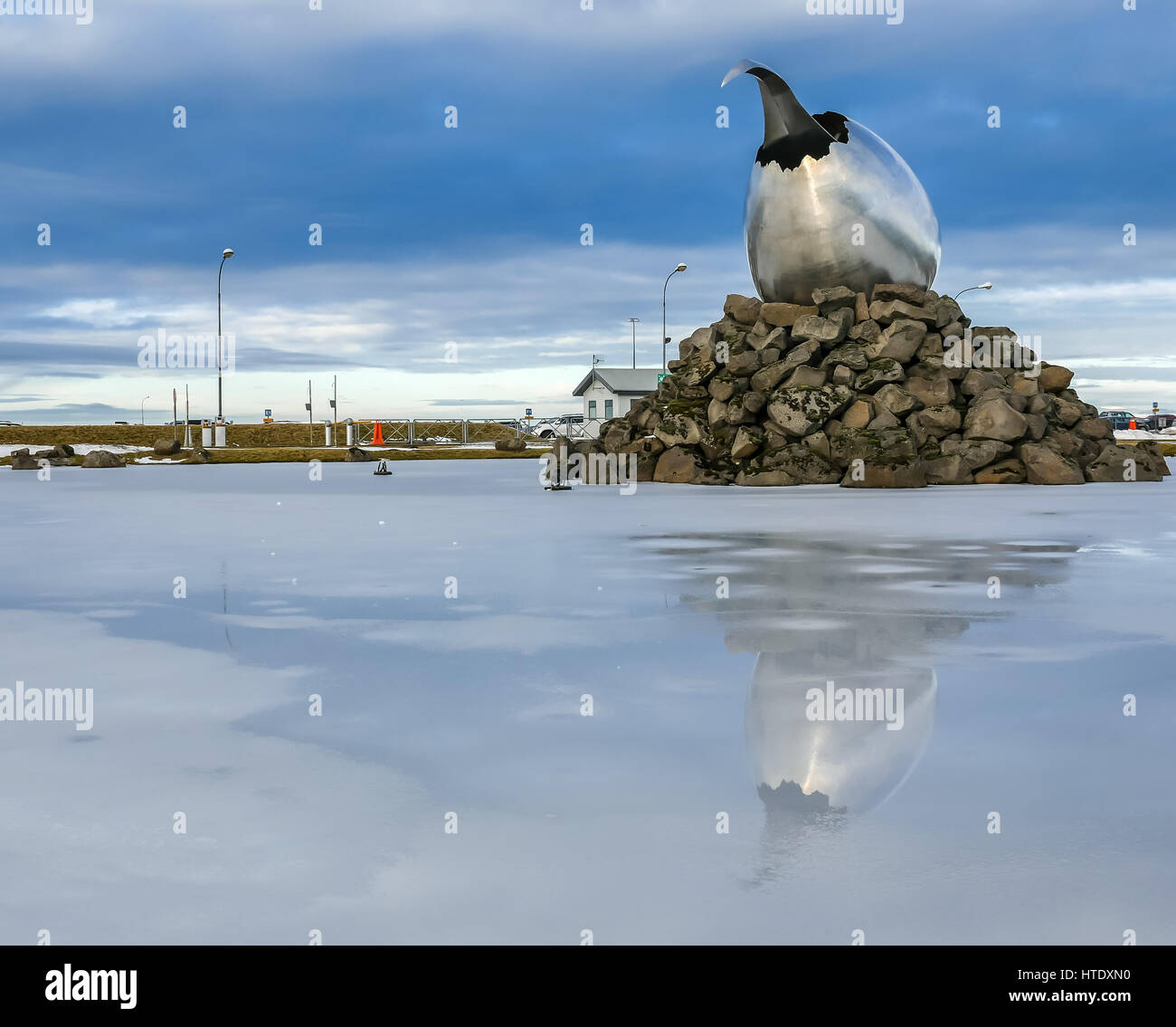 Hatching Egg Sculpture Jet Nest am Flughafen Keflavik, Rekjavik, Island vom isländischen Bildhauer Magnús Tómasson, Island Stockfoto