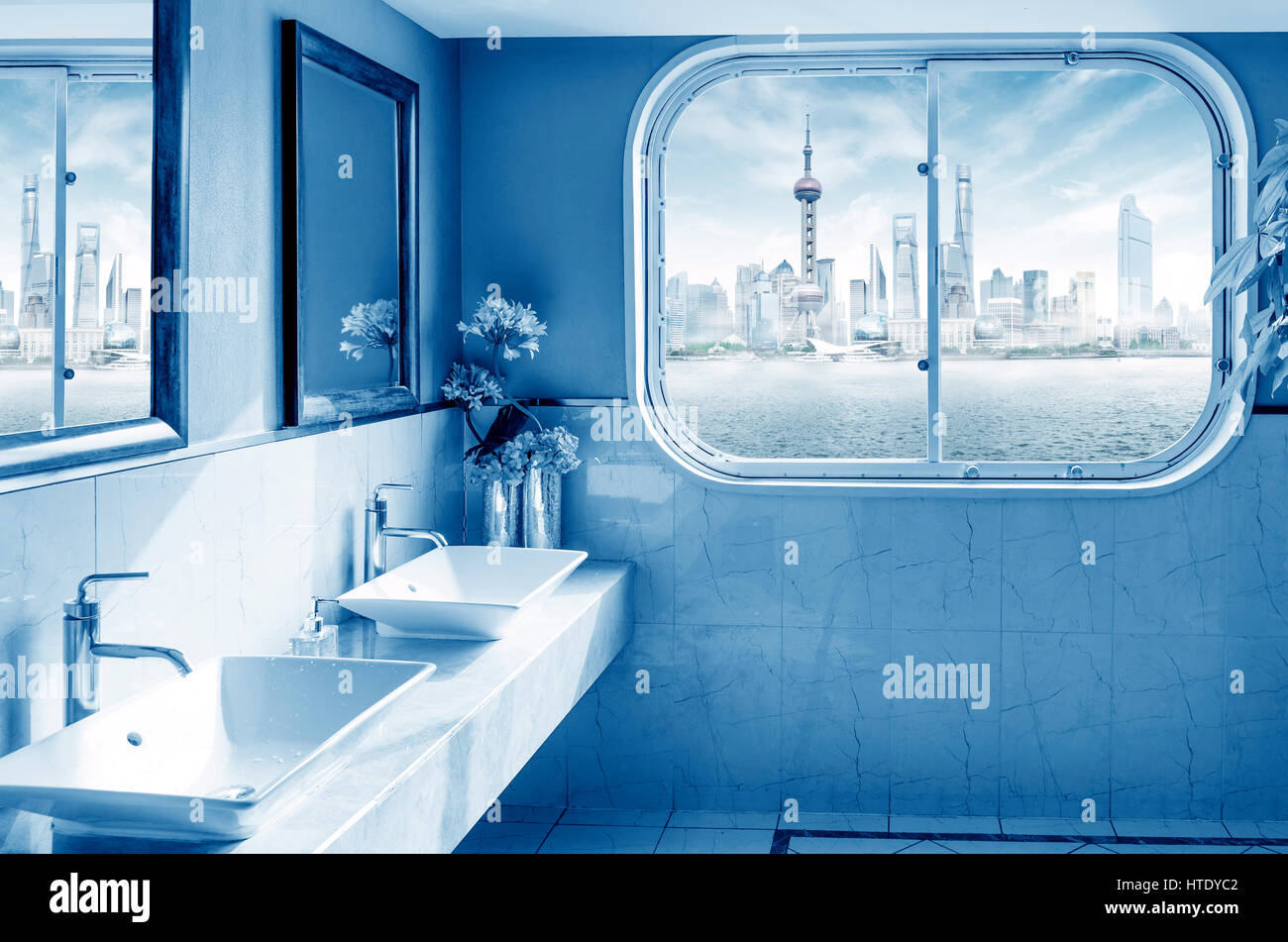 Schön großes Badezimmer im Luxus-Haus, blauen Farbton Karte Stockfoto