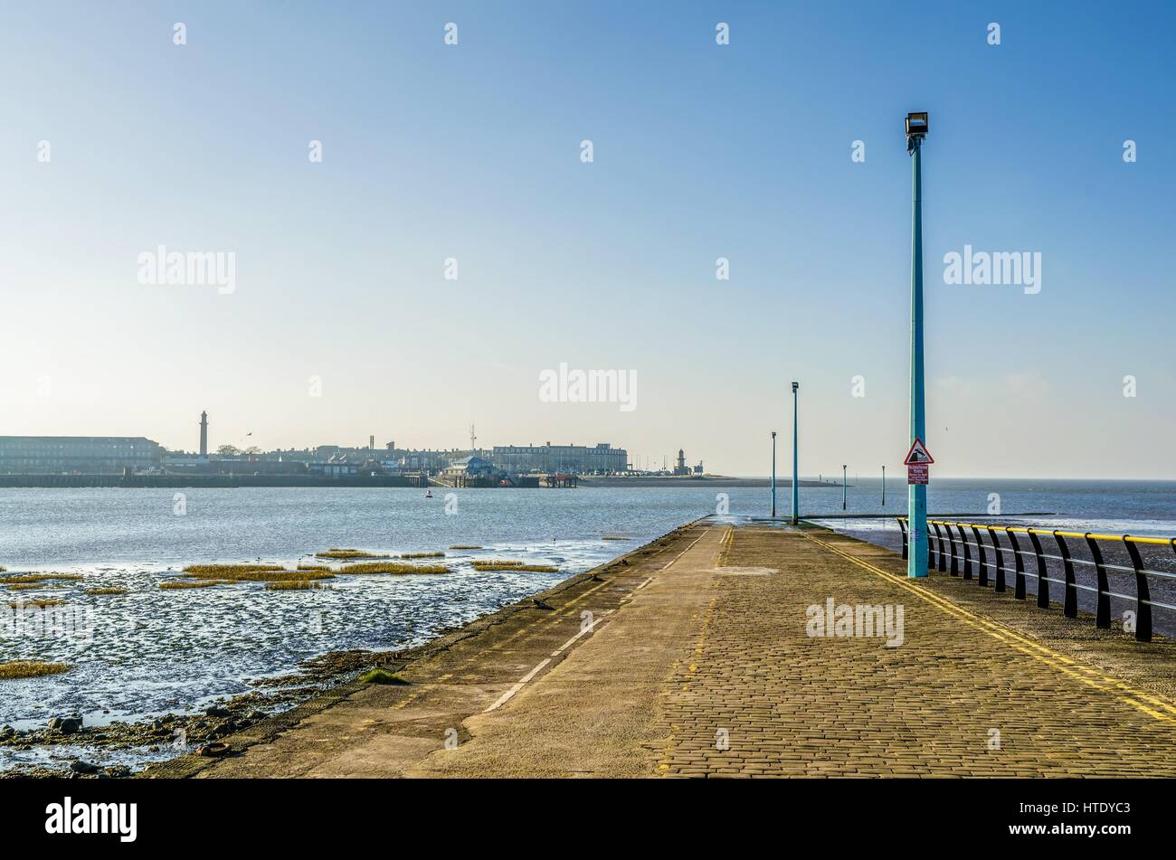 Boot-Slipanlage am Knott Ende-sur-mer, Lancashire, England mit Blick auf Fleetwood auf der anderen Seite. Stockfoto