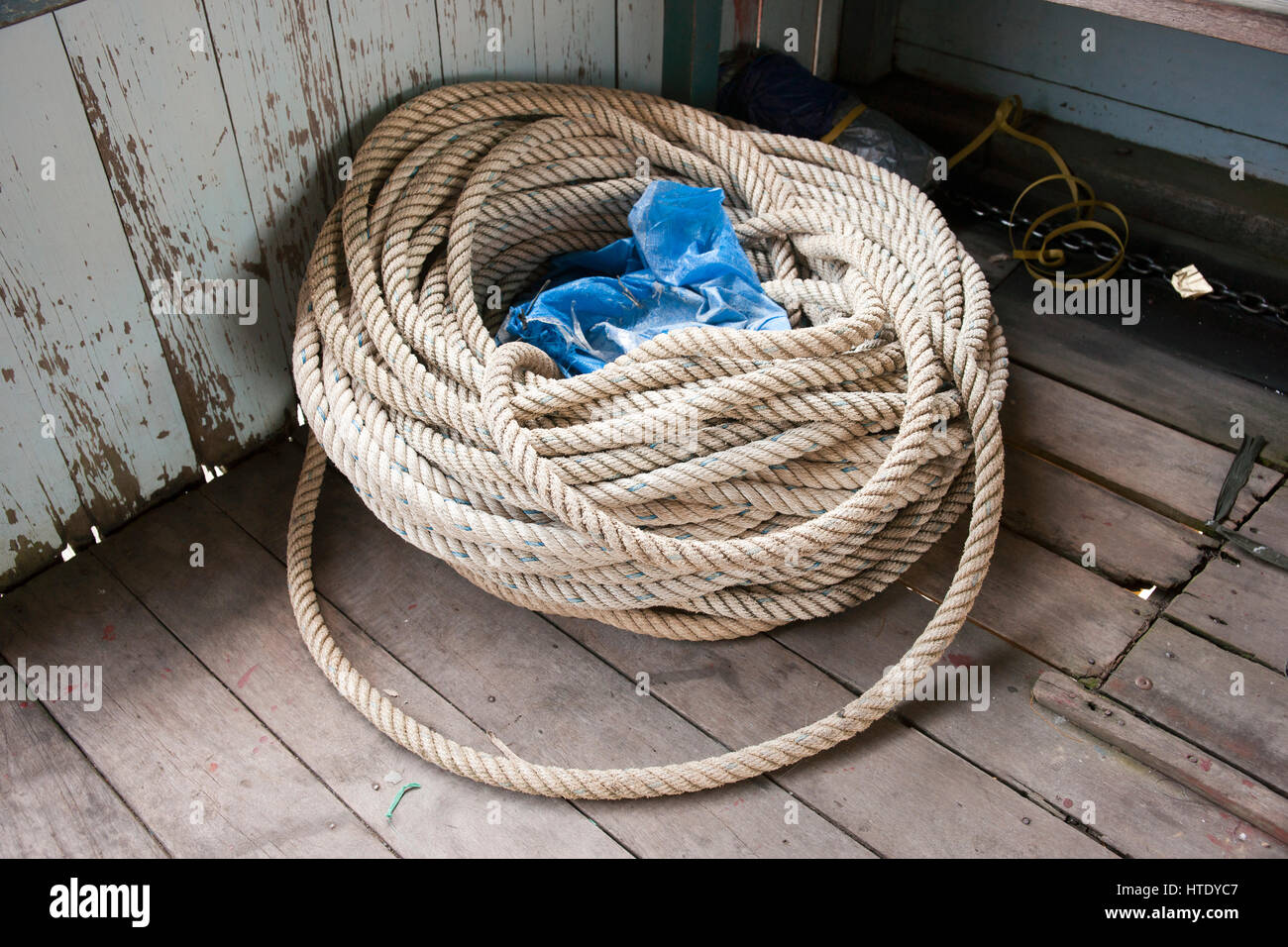 Weißen Seil an der Ecke eines Bootes, die darauf warten, genutzt werden, um das Boot zu befestigen, wenn es angedockt wird. Stockfoto