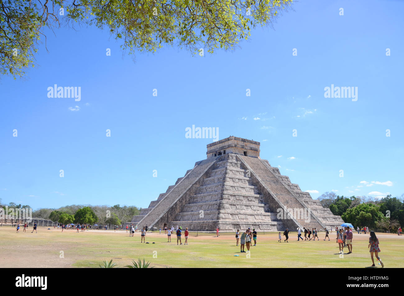 El Castillo, Chichen Itza mit Touristen-Mexiko Stockfoto