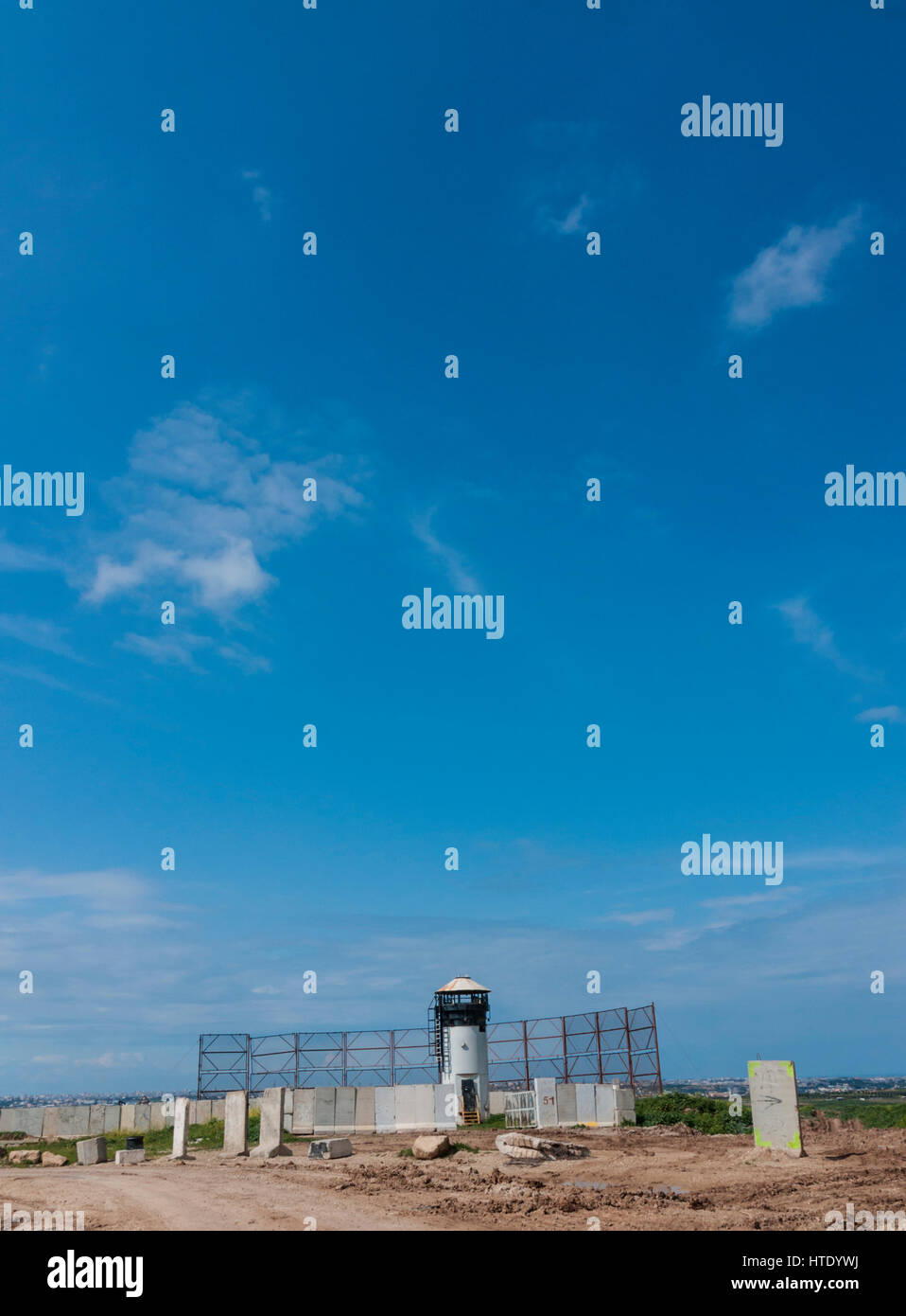 Israel. Befestigten Wachturm ("Pillbox") an der Grenze des Gaza-Streifens, geschützt durch Anti-Raketen-Stahlnetz Stockfoto