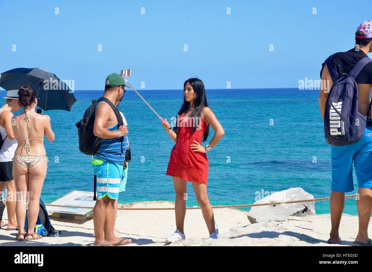 Frau im roten Kleid nimmt Selfie in Tulum Mexiko Stockfoto