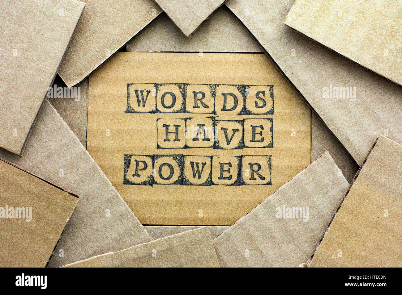 Pappkarte mit Satz Worte haben macht von schwarzen Alphabet Stempel mit Stück Pappe gemacht. Stockfoto