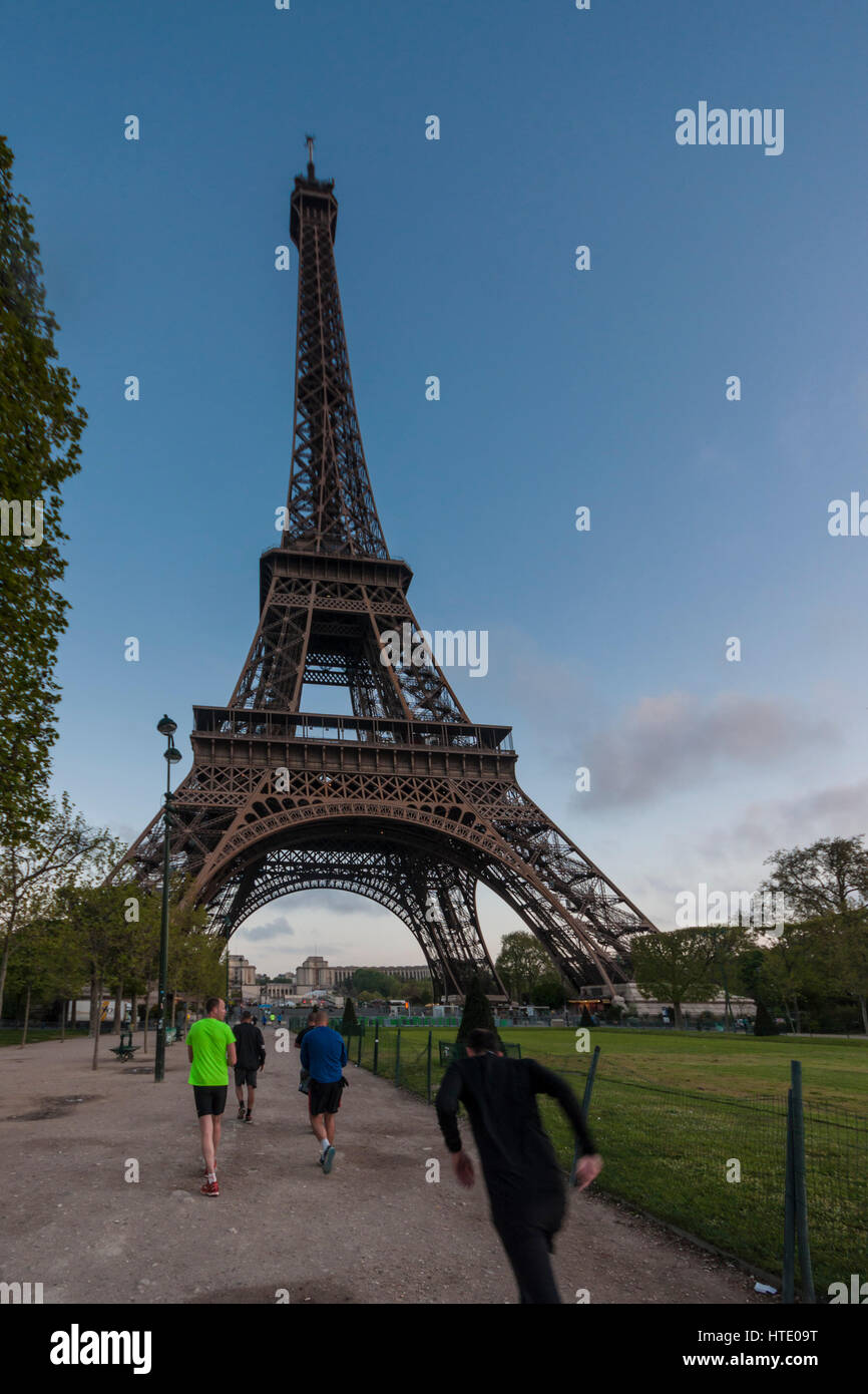 Pris, Frankreich. Läufer in der Nähe der Eiffelturm in den frühen Morgenstunden. Stockfoto