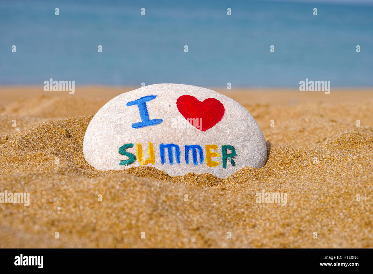 Stein mit Worten, die ich Sommer am Meeresstrand Liebe Stockfoto