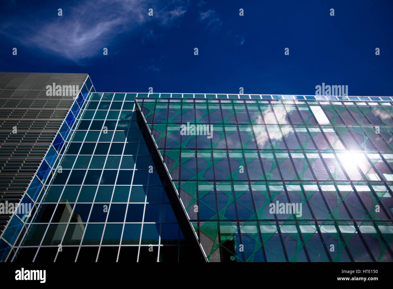 Eine modernistische Gebäude reflektiert die Sonne in Dublin Stockfoto
