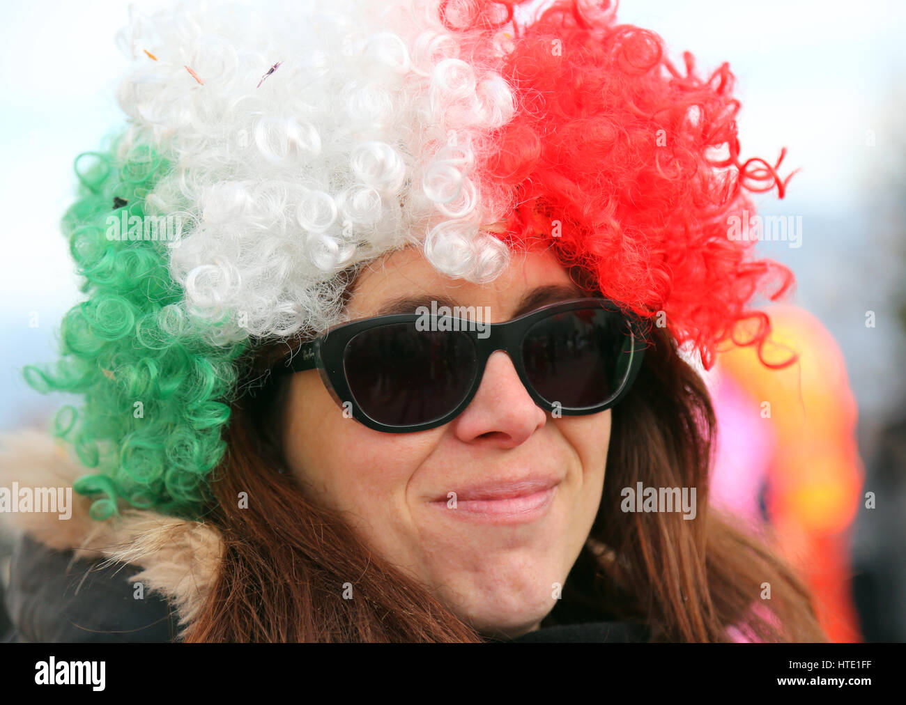 schönes Mädchen mit einem großen Perücke rot weiß grün und Sonnenbrillen  Stockfotografie - Alamy