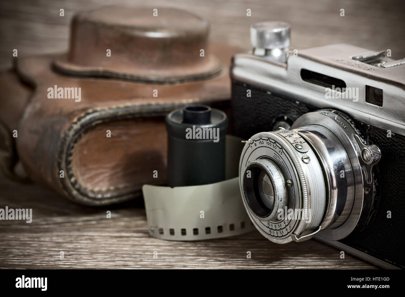 Vintage Messsucher-Kamera mit Film und Leder Tasche Stockfoto
