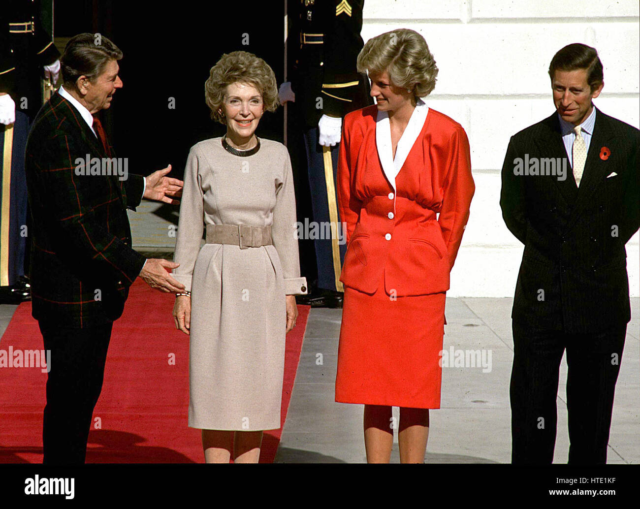 Washington, DC - 9. November 1985--grüßen US-Präsident Ronald Reagan und die First Lady Nancy Reagan Prinzessin Diana und Prinz Charles im Weißen Haus in Washington, DC am 9. November 1985 Stockfoto