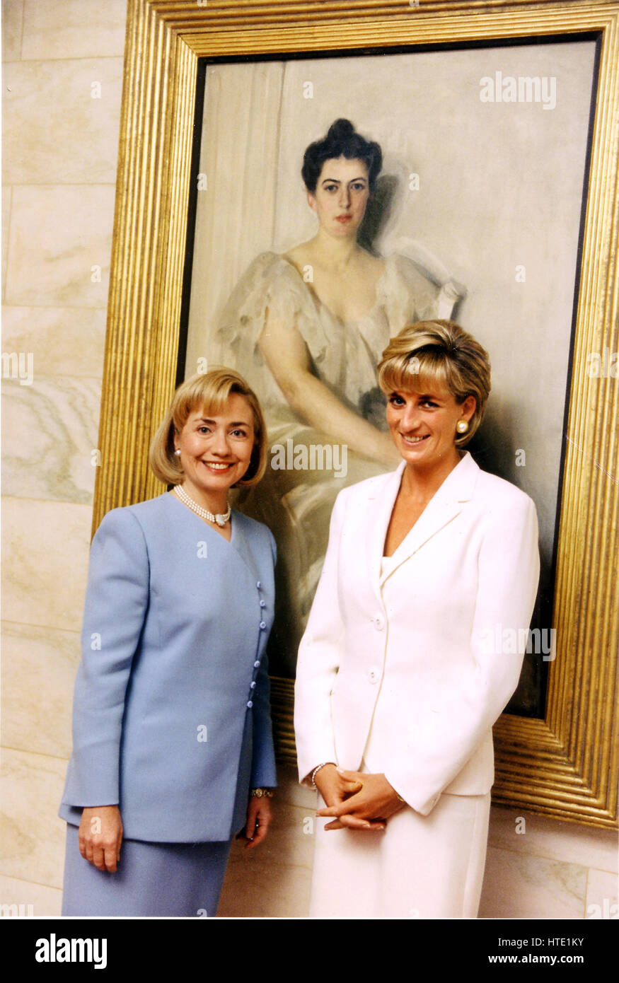 Washington, DC - 18. Juni 1997 - First Lady Hillary Rodham Clinton und Diana, Princess of Wales, posieren für ein Foto im Weißen Haus die Prinzessin und die First Lady hatte eine Private, 30-minütigen Chat... Stockfoto