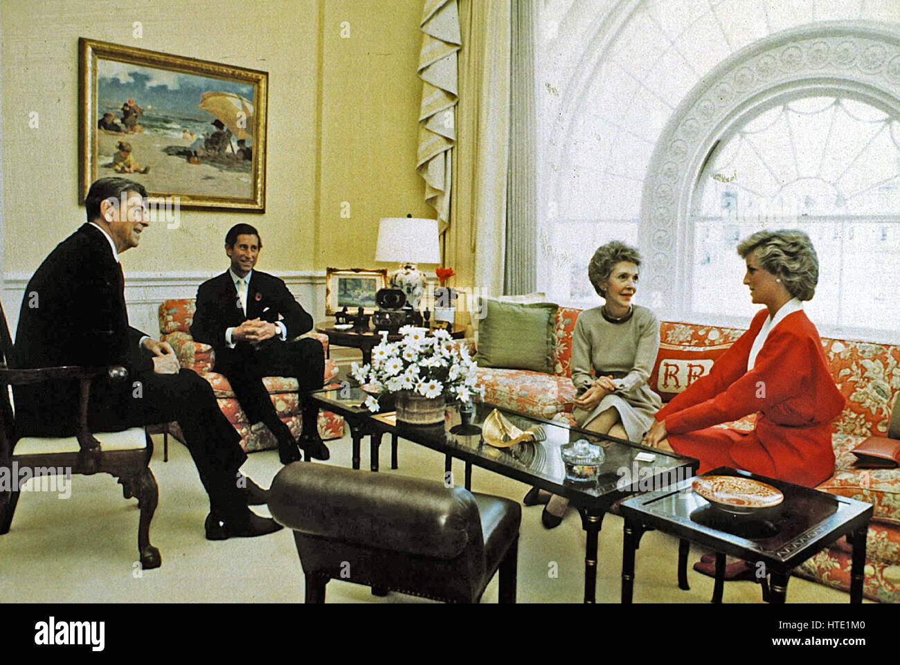 US-Präsident Ronald Reagan und First Lady Nancy Reagan haben Tee mit Prinz Charles und Prinzessin Diana in der Residenz des weißen Hauses in Washington, DC am 9. November 1985 Stockfoto