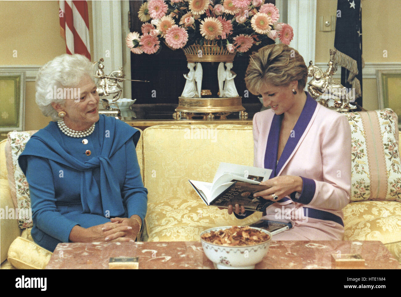 Frau Barbara Bush stellt eine Kopie des "Millie es Buch als Dictated Barbara Bush" ihre Königliche Hoheit Prinzessin Diana während dieser Morgen-Tee in der Privatwohnung des weißen Hauses in Washington, DC am 5. Oktober 1990 obligatorisch Stockfoto
