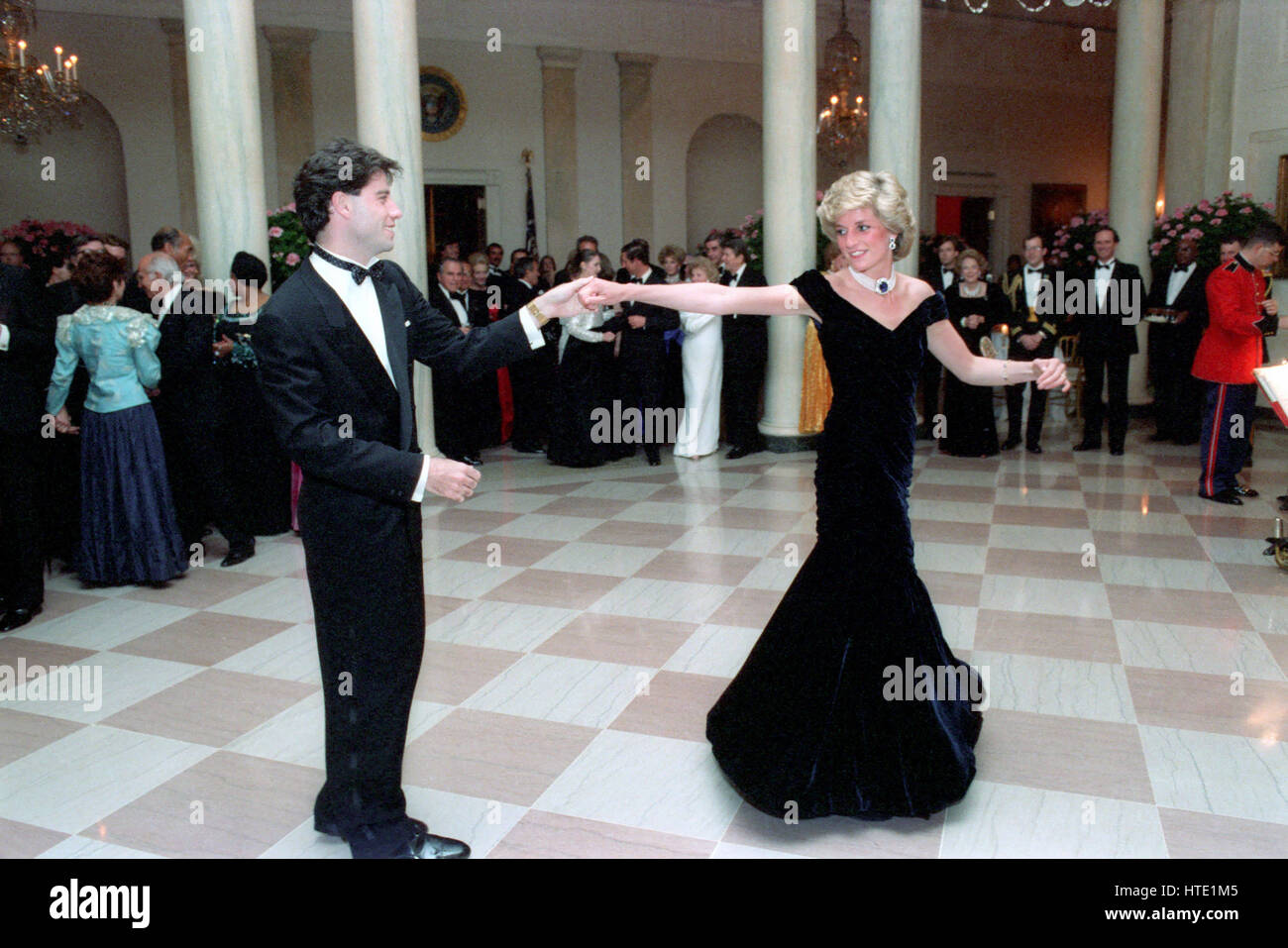 Prinzessin Diana tanzt mit John Travolta in der Kreuz-Saal des weißen Hauses in Washington, DC bei einem Abendessen für Prinz Charles und Prinzessin Diana im Vereinigten Königreich am 9. November 1985 obligatorisch Stockfoto