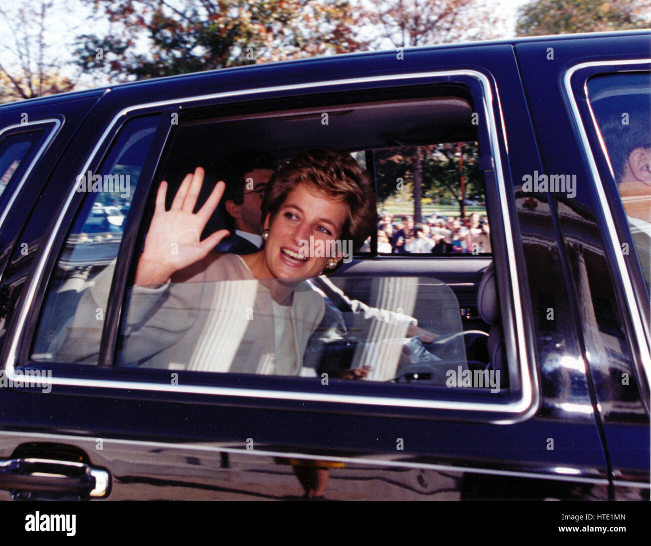 Prinzessin Diana winkt zum Abschied nach ihrem Besuch an das amerikanische Rote Kreuz Hauptquartier in Washington, DC am 21. Oktober 1994 obligatorisch Stockfoto