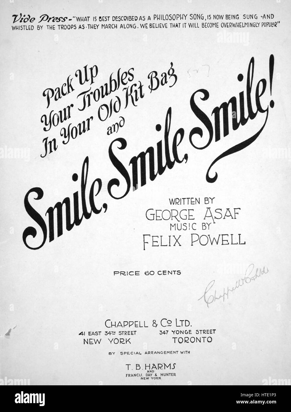 Titelbild der Noten des Liedes "(Pack Up Your Troubles in Ihre alten Seesack) und Lächeln, Lächeln, Lächeln!", mit ursprünglichen Autorschaft Noten lesen "Geschrieben von George Asaf Music von Felix Powell", USA, 1915. Der Verlag als "Chappell und Co., Ltd, 41 East 34th Street" aufgeführt ist, die Form der Komposition ist "strophische mit Chor", die Instrumentierung ist "Klavier und Stimme", die erste Linie liest "Private Perks ist eine lustige kleine Kauz mit einem Lächeln, einem lustigen Lächeln" und der Abbildung Künstler als 'None' aufgeführt ist. Stockfoto