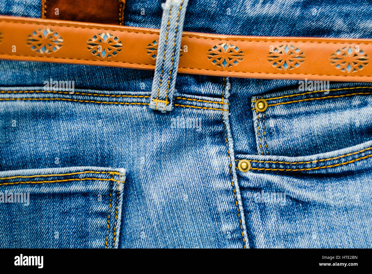 Detail der Jeans Hose mit braunem Leder Gürtel Nahaufnahme. Taschen, Hosen,  Gürtelschlaufen, Dicke Stiche. Elemente der Denim-Hosen-Hintergrund  Stockfotografie - Alamy