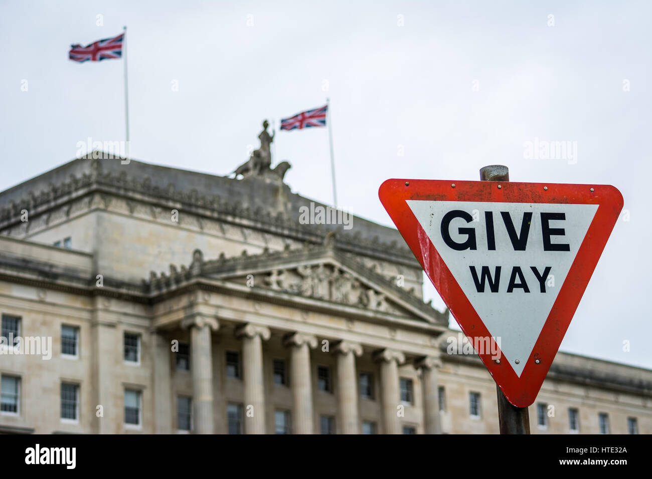 Union Jacks fliegen aus der Spitze des Gebäudes Stormont in East Belfast. Stockfoto