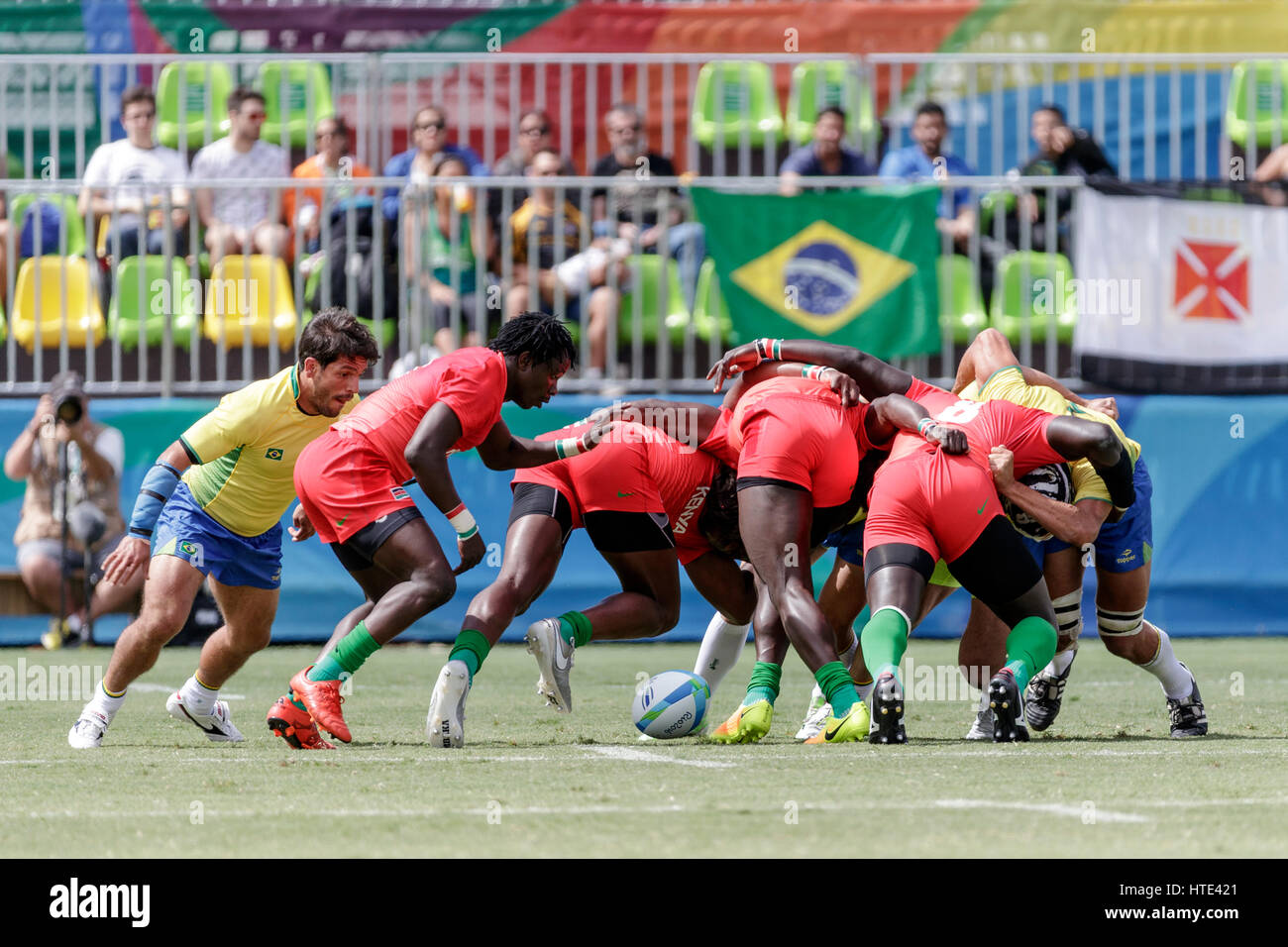 Rio De Janeiro, Brasilien. 11. August 2016 Scrum in Kenia und Brasilien Spiel in die Männer Rugby Sevens bei den Olympischen Sommerspielen 2016. © Paul J. Sut Stockfoto