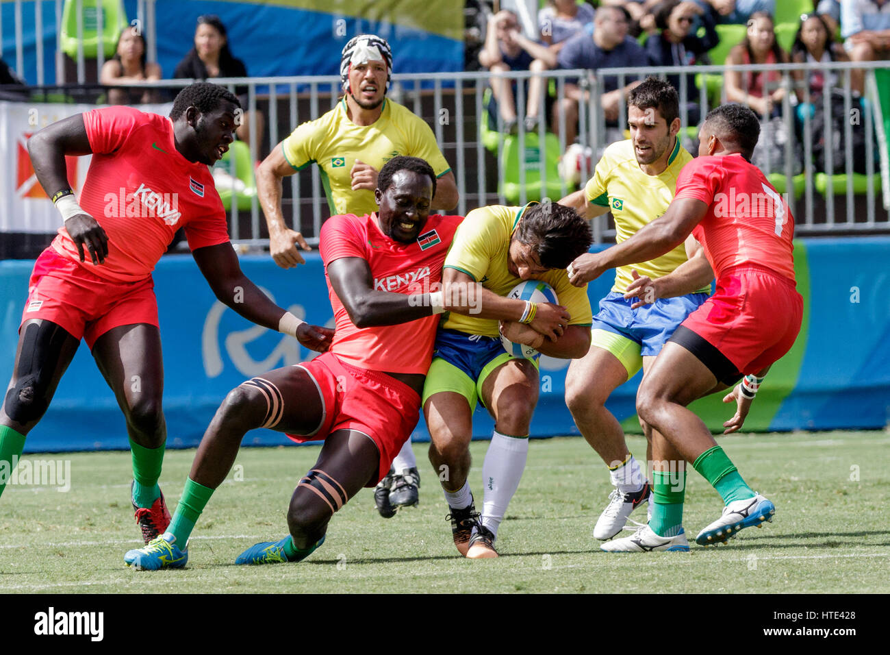 Rio De Janeiro, Brasilien. 11. August 2016 Moises Duque (BRA) in Angriff genommen von Humphrey Kayange (KEN) in die Männer Rugby Sevens an die 2016 Olympischen Summ Stockfoto