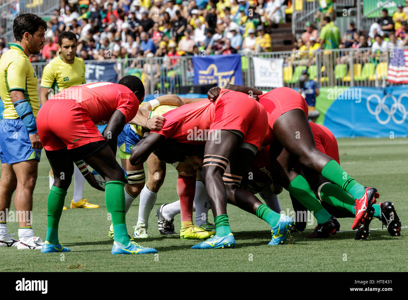 Rio De Janeiro, Brasilien. 11. August 2016 Scrum in Kenia und Brasilien Spiel in die Männer Rugby Sevens bei den Olympischen Sommerspielen 2016. © Paul J. Sut Stockfoto