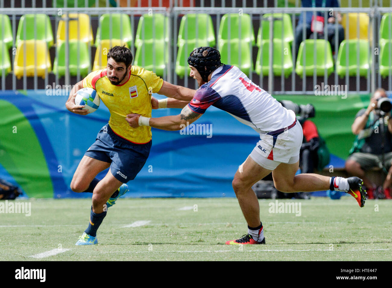 Rio De Janeiro, Brasilien. 11. August 2016 Javier AAS (ESP) und Garrett Bender (USA) konkurriert in der Herren Rugby Sevens in einem Match gegen USA 20 Stockfoto