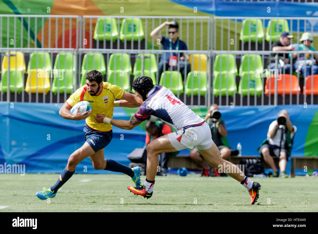 Rio De Janeiro, Brasilien. 11. August 2016 Javier AAS (ESP) und Garrett Bender (USA) konkurriert in der Herren Rugby Sevens in einem Match gegen USA 20 Stockfoto