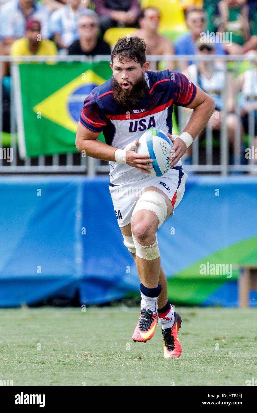 Rio De Janeiro, Brasilien. 11. August 2016 konkurriert Danny Barrett (USA) in die Männer Rugby Sevens in einem Match vs. Spanien bei den Olympischen Sommerspielen 2016. Stockfoto