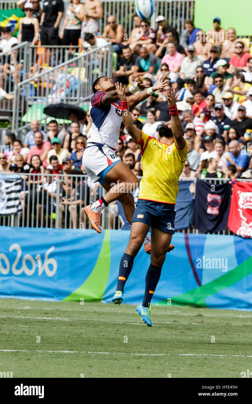 Rio De Janeiro, Brasilien. 11. August 2016 Maka Unufe (USA) und Ignacio Martin (ESP) konkurriert in der Herren Rugby Sevens in einem Match gegen USA bei den 2016 O Stockfoto