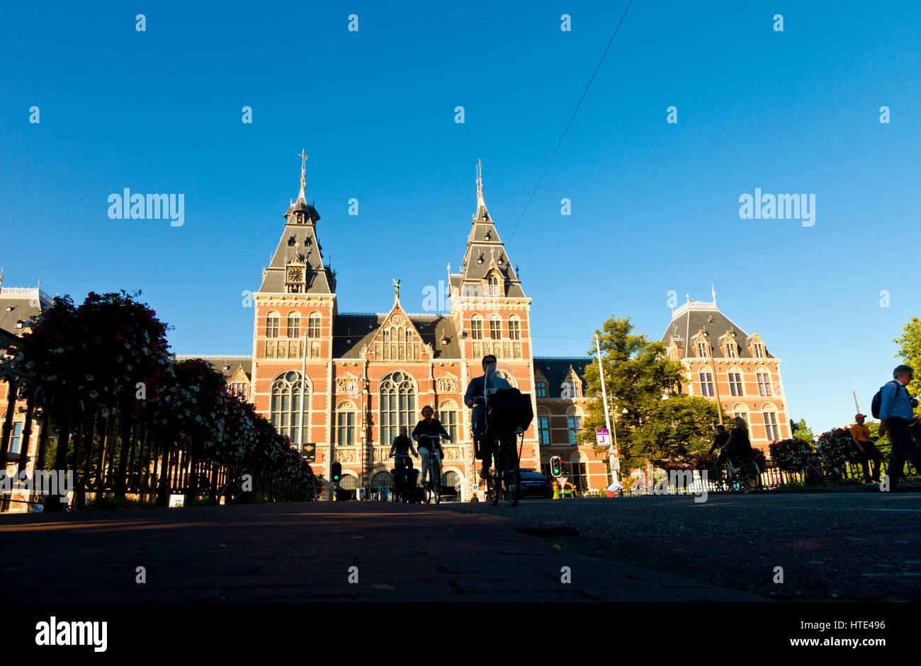 Am frühen Morgen Pendler mit dem Rad zur Arbeit, Silhouette gegen das Rijksmuseum, Amsterdam Stockfoto