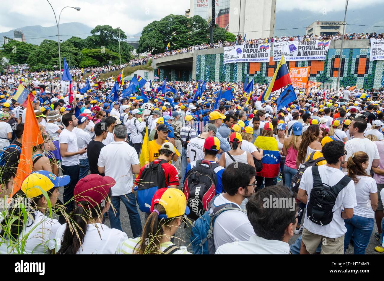 Demonstranten marschieren während der Proteste gegen die Regierung in Caracas. Stockfoto