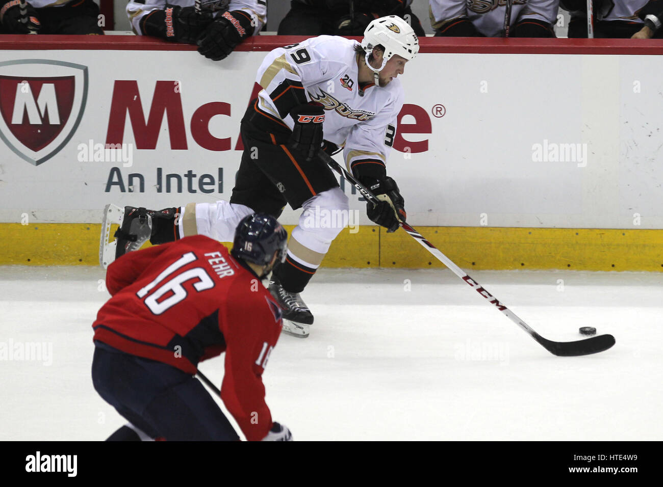 WASHINGTON DC, 23. Dezember: Gameplay in einer regulären Saison NHL-Spiel zwischen den Anaheim Ducks und den Washington Capitals im Verizon Center in Washington, DC am 23. Dezember 2013 Stockfoto