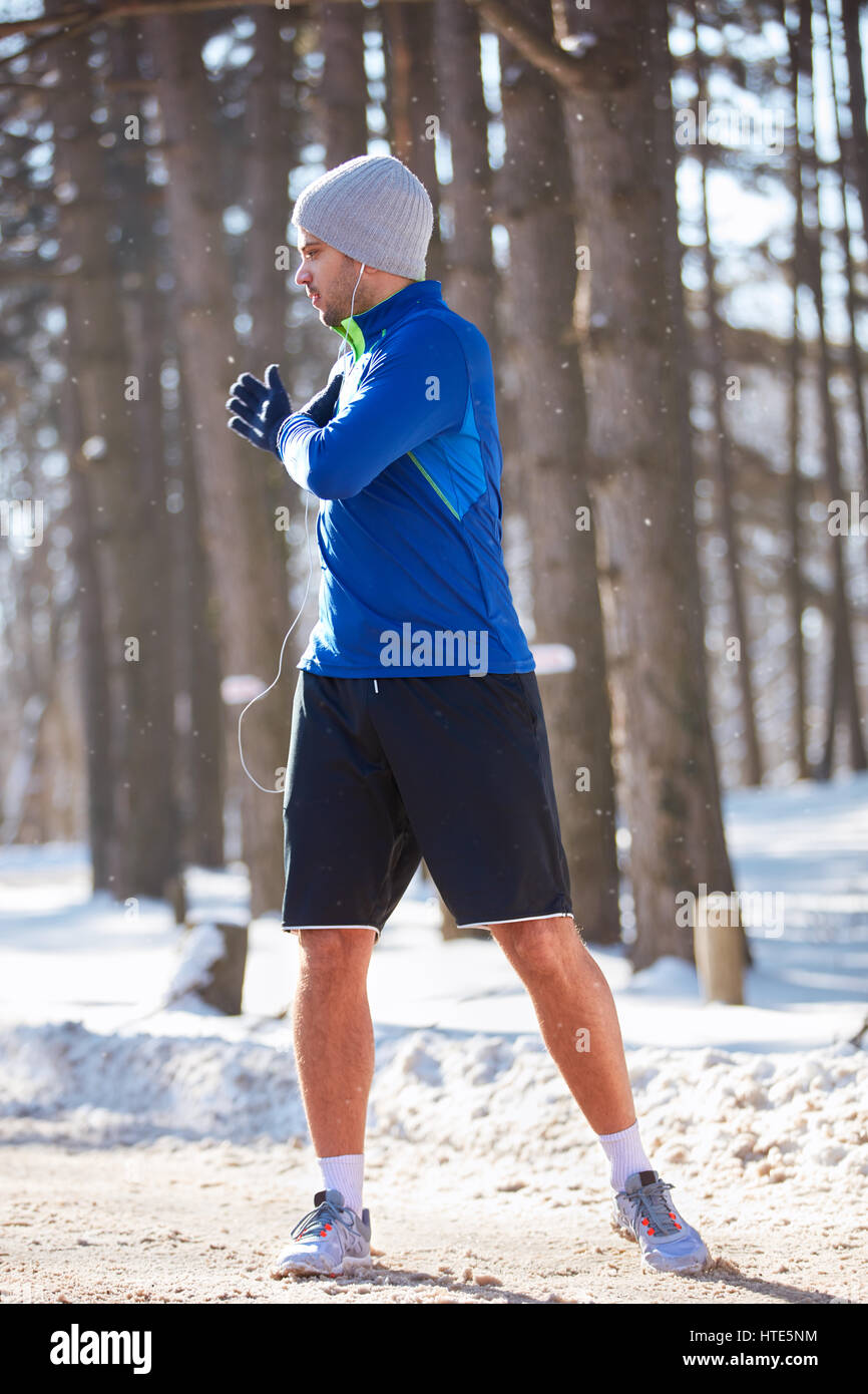 Männliche Jogger trainieren Sie in der Natur im winter Stockfoto