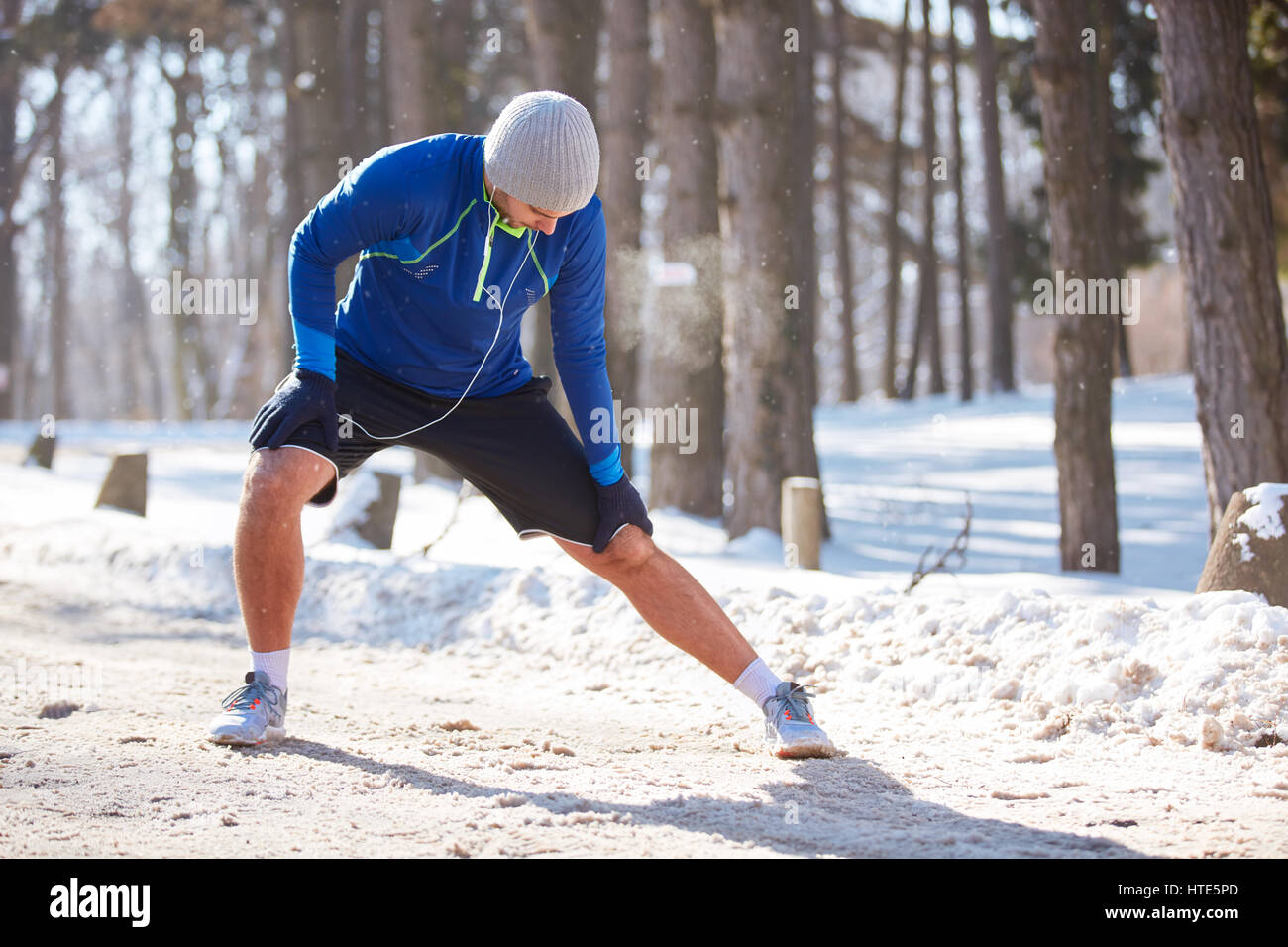 Jogger, die Übungen im Winter im freien Stockfoto
