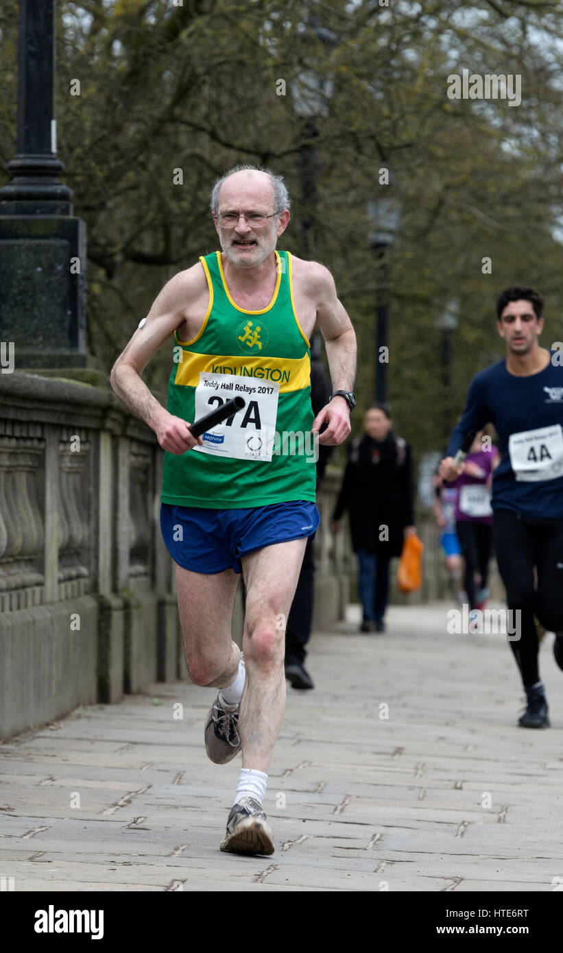 Eine ältere männliche Läufer Magdalen Brücke der Teddy Hall Schaltschütze, Oxford, UK Stockfoto