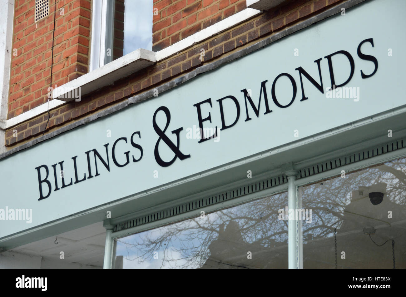 Billings und Edmonds Schule tragen Schneider und Ausstatter in Chiswick, London, UK. Stockfoto